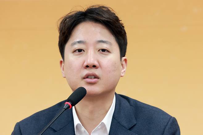 이준석 개혁신당 대표가 지난 26일 국회에서 열린 최고위원회의에 참석해 발언하고 있다. [연합]