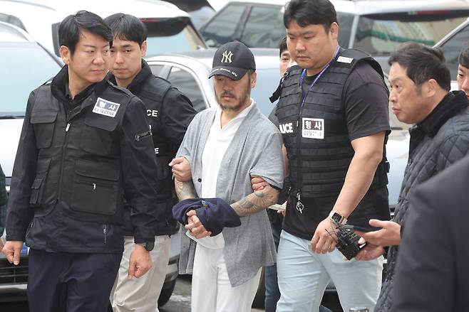 ‘마약왕’ 박왕열이 27일 오전 경기도 의정부시 가능동 의정부지방법원에서 구속 전 피의자 심문을 위해 법정으로 이동하고 있다. [연합]