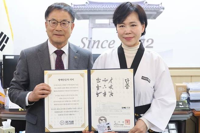 국기원으로부터 명예 7단 단증을 받은 전현희 의원. [사진=전현희 의원실 제공]