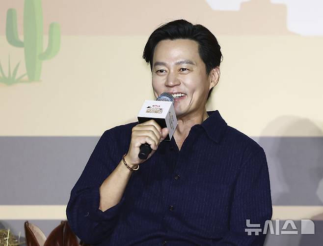 [서울=뉴시스] 김근수 기자 = 배우 이서진이 24일 서울 용산구 CGV 용산점에서 열린 넷플릭스 예능 ‘이서진의 달라달라’ 제작발표회에서 프로그램을 설명하고 있다. 넷플릭스 예능 ‘이서진의 달라달라’는  미국 텍사스에 남다른 애정을 가진 것으로 알려진 배우 이서진이 나영석 PD에게 직접 텍사스를 소개해주는 형식을 취한다. 2026.03.24. ks@newsis.com