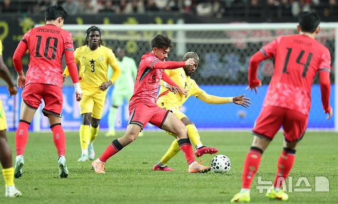 [서울=뉴시스] 황준선 기자 = 18일 오후 서울 마포구 서울월드컵경기장에서 열린 축구 국가대표팀 평가전 대한민국과 가나의 경기, 전반 한국 옌스 카스트로프가 볼다툼을 하고 있다. 2025.11.18. hwang@newsis.com