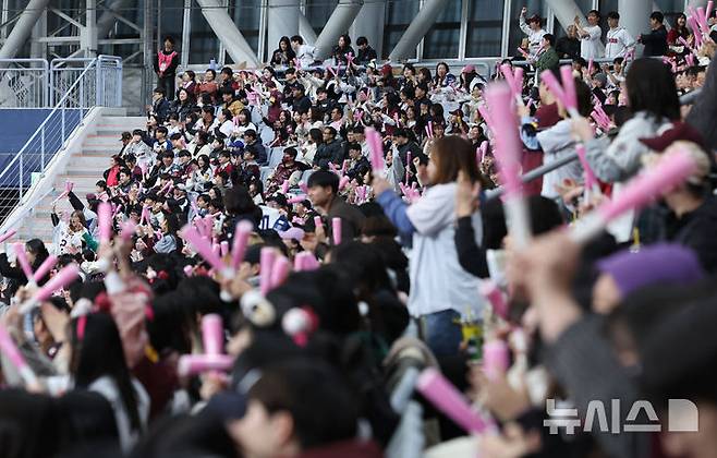 [서울=뉴시스] 김금보 기자 = 16일 오후 서울 구로구 고척스카이돔에서 열린 2025 프로야구 키움 히어로즈와 두산 베어스의 시범경기를 찾은 관중들이 경기를 즐기고 있다. 2025.03.16. kgb@newsis.com