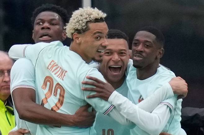 [보스턴=AP/뉴시스] 프랑스의 킬리안 음바페(가운데)가 26일(현지 시간) 미 매사추세츠주 보스턴의 폭스버러 스타디움에서 열린 브라질과 친선 경기 전반 32분 선제골을 넣은 뒤 동료들과 함께 환호하고 있다. 프랑스가 음바페의 선제골, 위고 에키티케의 추가 골을 묶어 브라질에 2-1로 승리했다. 2026.03.27.