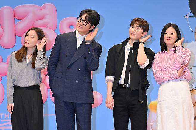 [서울=뉴시스] 27일 서울 여의도 KBS 아트홀에서 열린 '더 시즌즈-성시경의 고막남친' 제작발표회에서 솑연 PD, 가수 성시경, 정동환, 정미영 PD가 포즈를 취하고 있다. (사진=KBS 제공) 2026.03.27. photo@newsis.com *재판매 및 DB 금지