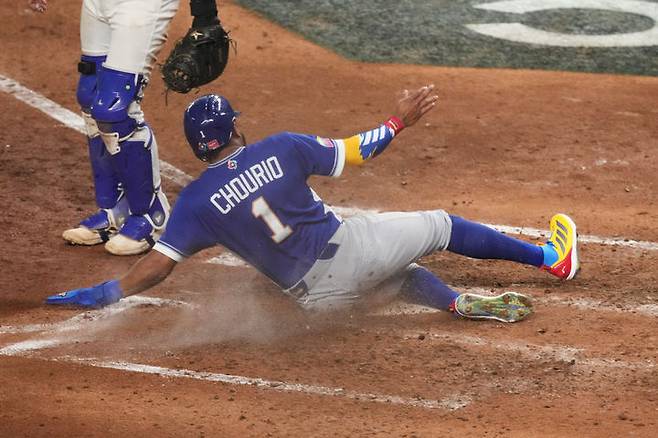 [마이애미=AP/뉴시스] 베네수엘라의 잭슨 추리오가 16일(현지 시간) 미 플로리다주 마이애미의 론디포파크에서 열린 2026 월드베이스볼클래식(WBC) 준결승전 이탈리아와 경기 2-2 상황인 7회 초 추가 득점해 역전하고 있다. 2026.03.17.