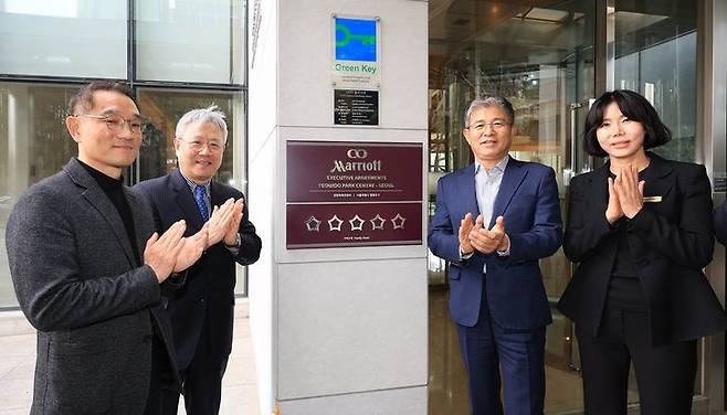 여의도 메리어트 호텔 5성 등급 재획득을 축하하는 오너사 아시아경 제마영민 대표이사, 장범식 대표이사 사장, 현상순 회장, 여의도 메리어트 호텔 김복례 호텔 총지배인(왼쪽부터) *재판매 및 DB 금지