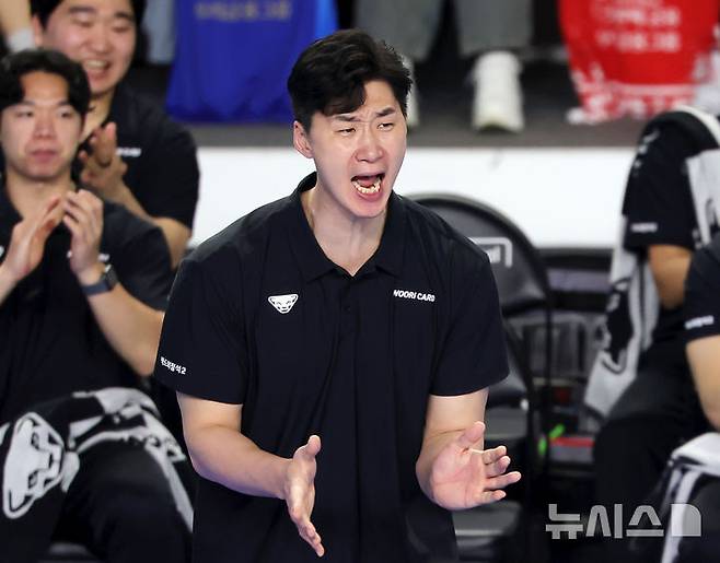 [천안=뉴시스] 홍효식 기자 = 27일 충남 천안 유관순체육관에서 열린 2025-2026 V-리그 남자부 플레이오프 1차전 현대캐피탈과 우리카드의 경기, 우리카드 박철우 감독대행이 선수들에게 지시하고 있다. 2026.03.27. yesphoto@newsis.com