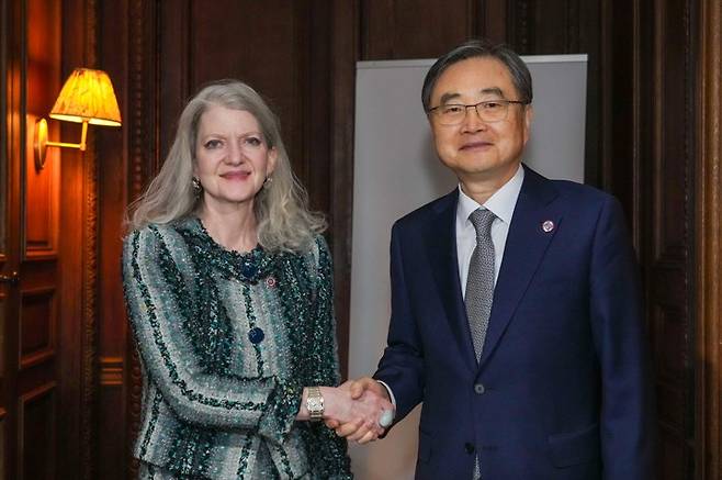 조현 외교부 장관, 미국 국무부 정무차관 접견 조현 외교부 장관, 미국 국무부 정무차관 접견     (서울=연합뉴스) 조현 외교부 장관이 26일(현지시간) 주요 7개국 협의체(G7) 외교장관회의 참석차 프랑스를 방문, 앨리슨 후커 미국 국무부 정무차관을 접견하고 기념 촬영하고 있다. 2026.3.27 [외교부 제공. 재판매 및 DB 금지]     photo@yna.co.kr (끝)   <저작권자(c) 연합뉴스, 무단 전재-재배포, AI 학습 및 활용 금지>