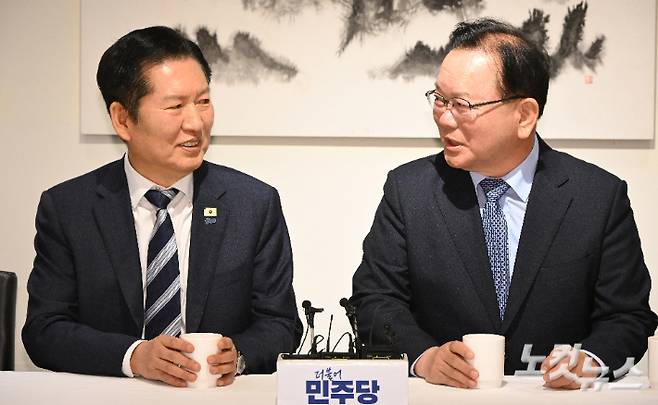 정청래 더불어민주당 대표와 김부겸 전 국무총리가 26일 서울 중구 달개비에서 회동하고 있다. 국회사진기자단