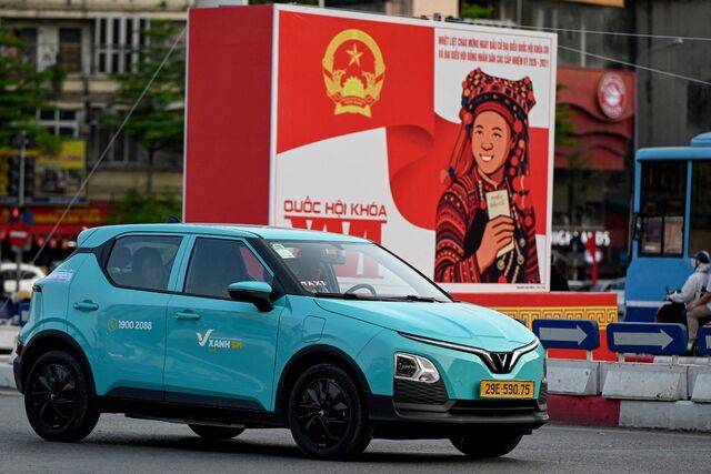 16일 베트남 하노이에서 현지 기업 ‘빈페스트’가 생산한 친환경 택시가 운행되고 있다. AFP연합뉴스