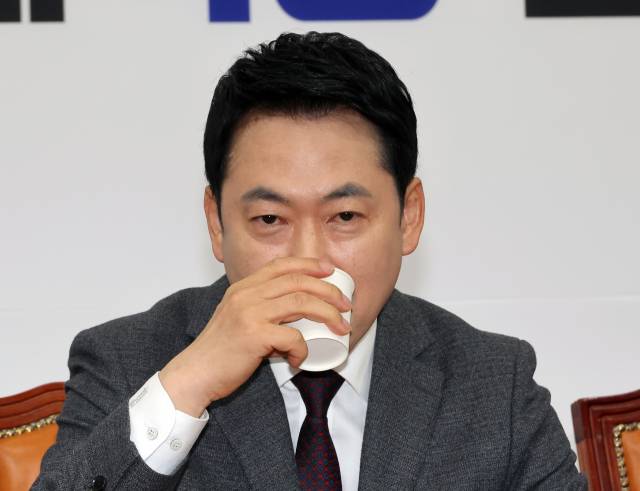 ▲국민의힘 장동혁 대표가 지난 26일 국회에서 열린 최고위원회의 도중 물을 마시며 목을 축이고 있다. ⓒ연합뉴스