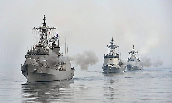 해군 2함대사령부 구축함 을지문덕함(왼쪽), 호위함 서울함(가운데)과 경기함(오른쪽)이 지난 25일 서해상에서 대함 일제사격을 하고 있다. 해군 제공