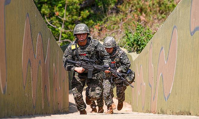 해병대 연평부대 장병들이 합동도서방어훈련 간 사거리전투를 위해 전투배치를 하고 있다. 세계일보 자료사진