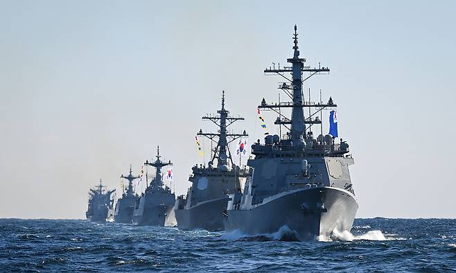 해군 함정들이 기동훈련을 하고 있다. 세계일보 자료사진