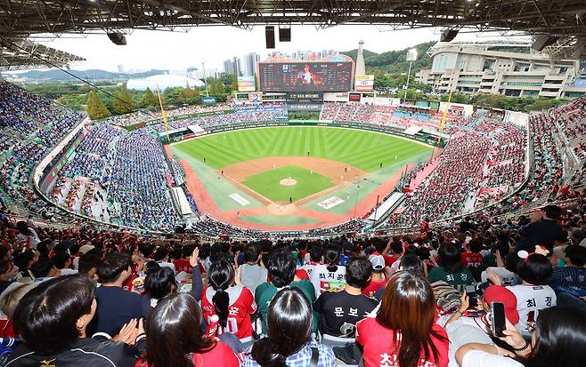 지난해 10월9일 인천 SSG 랜더스필드에서 열린 ‘2025 프로야구 KBO리그 포스트시즌 준플레이오프 1차전’ 삼성 라이온즈와 SSG 랜더스의 경기를 관중들이 보고 있다. 연합뉴스
