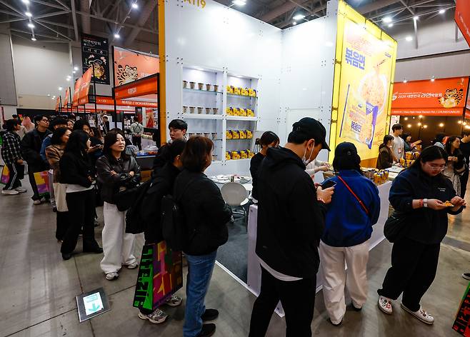 27일 인천 연수구 송도컨벤시아에서 열린 ‘2026 대한민국 라면박람회’에서 관람객들이 라면을 구입하고 있다.