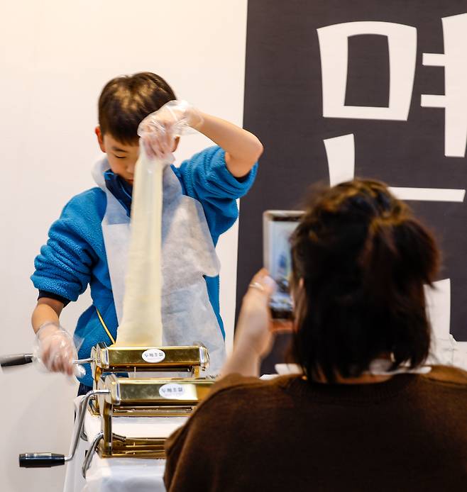 27일 인천 연수구 송도컨벤시아에서 열린 ‘2026 대한민국 라면박람회’에서 관람객들이 제면 체험을 하고 있다.