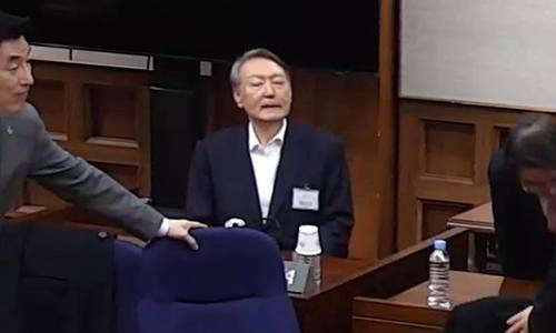 윤석열 전 대통령이 지난 2월 19일 서초구 서울중앙지방법원에서 열린 12·3 비상계엄 관련 내란 우두머리 혐의 1심 선고공판에 출석하고 있다. 이날 서울중앙지법 형사합의25부(지귀연 부장판사)는 윤 전 대통령에게 무기징역을 선고했다. 서울중앙지법 제공