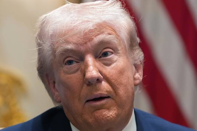 도널드 트럼프 미국 대통령이 26일(현지시간) 워싱턴 백악관에서 열린 내각회의에서 발언하고 있다. AP 연합뉴스