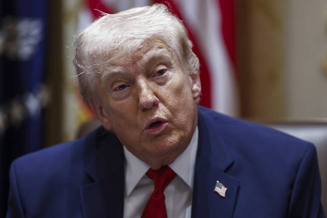 도널드 트럼프 미국 대통령이 26일(현지시간) 워싱턴 백악관에서 열린 내각회의에서 발언하고 있다. UPI 연합뉴스