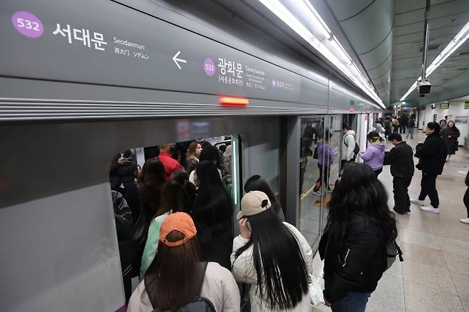 BTS 공연 끝…광화문역 지하철 무정차 해제 (서울=연합뉴스) 서대연 기자 = 그룹 방탄소년단(BTS)이 정규 5집 ‘아리랑’(ARIRANG) 발매를 기념해 무료 공연 ‘BTS 컴백 라이브: 아리랑’(BTS THE COMEBACK LIVE|ARIRANG)을 마친 21일 서울 5호선 광화문역에서 관객 및 시민들이 지하철에 오르고 있다. 2026.3.21 dwise@yna.co.kr