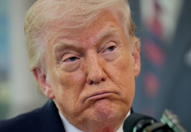 도널드 트럼프 미국 대통령이 24일(현지시간) 미국 워싱턴DC 백악관에서 열린 마크웨인 멀린 국토안보부(DHS) 장관 취임식에 참석해 있다. 로이터 연합뉴스