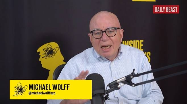 저널리스트이자 작가 마이클 울프가 데일리비스트 팟캐스트에 출연해 도널드 트럼프 미국 대통령을 둘러싼 비판적 평가를 내놓고 있다. 데일리비스트 캡처