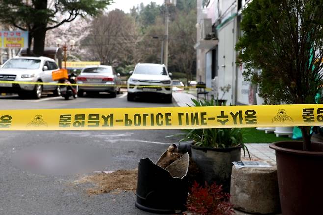 27일 오전 11시 36분쯤 경남 창원시 성산구 한 아파트 인근 주차장에서 칼부림이 발생해 20대 여성이 심정지 상태로 이송되고 30대 남성이 크게 다쳐 이송됐다. 사진은 사건 현장. 2026.3.27 연합뉴스