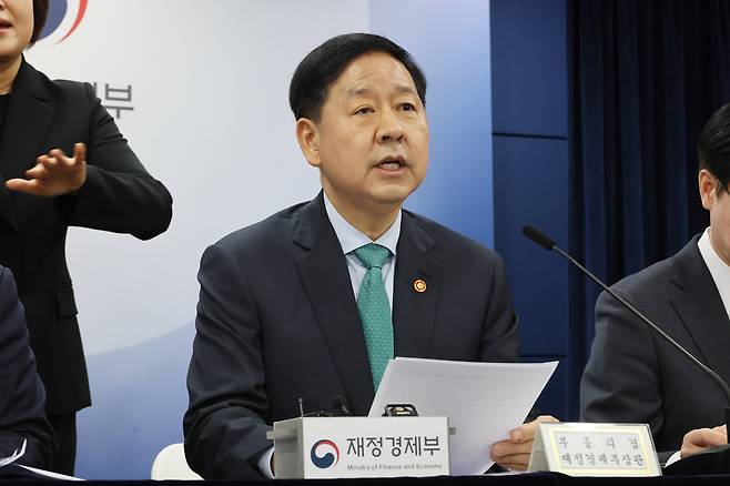 구윤철 부총리 겸 재정경제부 장관이 26일 정부서울청사에서 열린 비상경제점검회의 관련 관계부처 합동 브리핑에서 중동전쟁에 따른 비상 경제 대응 방안을 발표하고 있다.  연합뉴스