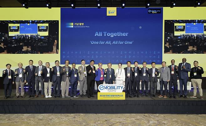 25일 제주 서귀포시 제주신화월드호텔에서 열린 ‘제13회 국제 e모빌리티 엑스포’ 개막식. 사진 제공=한국자동차기자협회