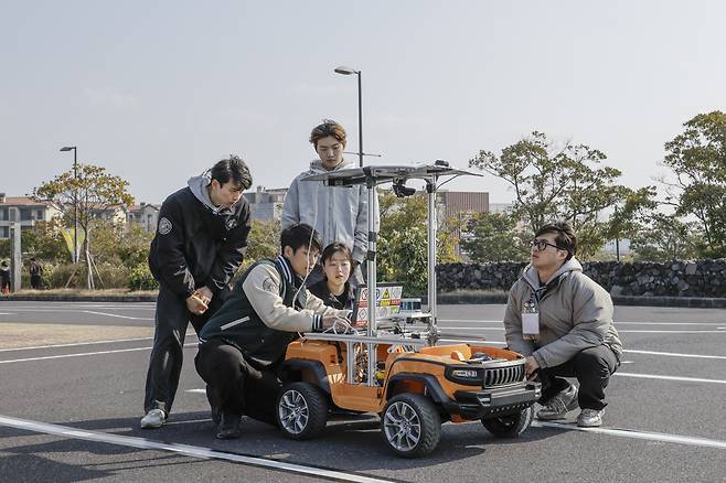 제주 서귀포시 제주신화월드호텔에서 열린 ‘제13회 국제 e모빌리티 엑스포’에서 대학생들이 자율주행 경진대회를 준비하고 있다. 사진 제공=한국자동차기자협회
