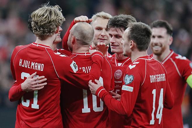 덴마크 선수들이 27일(한국 시간) 덴마크 코펜하겐의 파르켄 스타디움에서 열린 북마케도니아와의 북중미 월드컵 유럽축구연맹(UEFA) 플레이오프(PO) D조 준결승전에서 크리스티안 뇌르고르의 쐐기골이 터지자 한데 모여 기뻐하고 있다. EPA연합뉴스