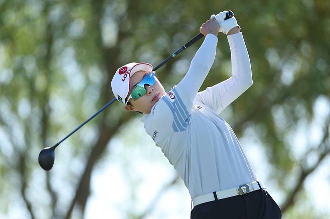 김효주가 26일(현지 시간) 미국 애리조나주 피닉스 월윈드 골프 클럽에서 열린 ‘2026 포드 챔피언십’ 1라운드에서 14번 홀 티샷을 하고 있다. AFP연합뉴스
