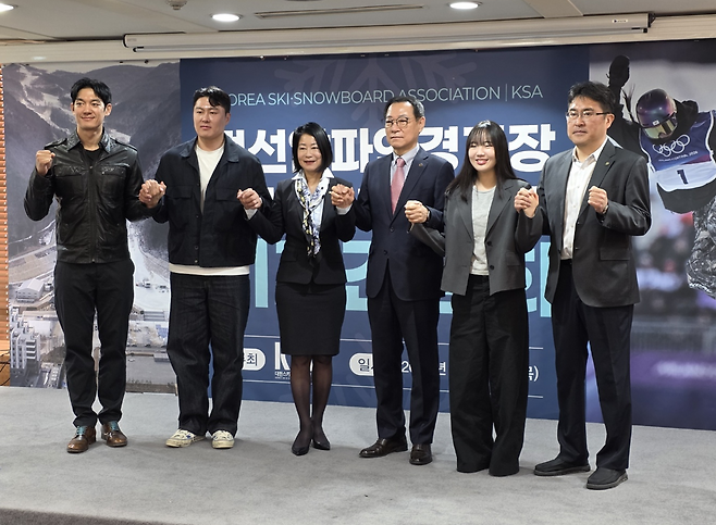 박재민 대한스키스노보드협회 심판위원장, 밀라노·코르티나담페초 동계올림픽 스노보드 남자 평행대회전 은메달리스트 김상겸, 김나미 대한체육회사무총장, 최홍훈 대한스키스노보드협회장, 밀라노·코르티나담페초 동계올림픽 스노보드 빅에어 동메달리스트 유승은, 류제훈 대한스키스노보드협회 국제국장이 기자간담회를 마친 뒤 기념 사진을 찍고 있다. 대한스키스노보드협회