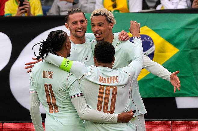 프랑스 선수들이 에키티케(위 오른쪽)가 27일 브라질과 평가전에서 추가골을 넣은 뒤 함께 기뻐하고 있다. AP연합뉴스