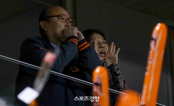 김승연 한화그룹 회장이 2018년 KBO리그 준플레이오프 1차전 넥센 히어로즈와의 경기를 지켜보고 있다. 경향신문 DB