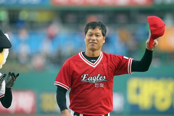 한화 레전드 구대성이 2016년 대전 경기에서 시구를 한 뒤 관중석을 향해 손을 흔들고 있다. 연합뉴스