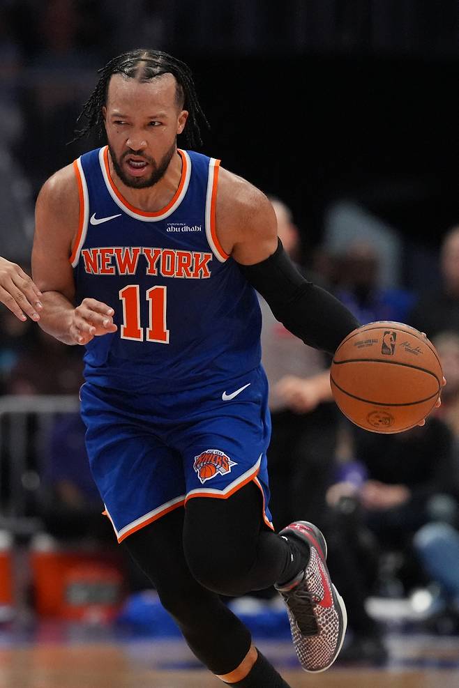 제일런 브런슨이 27일 미국 노스캐롤라이나주 샬럿의 스펙트럼 센터에서 열린 샬럿 호니츠와 2025~2026 미국프로농구 정규리그 원정 경기에서 드리블하고 있다.  샬럿 | Imagn Images연합뉴스