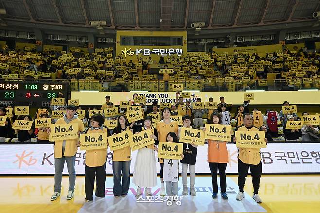 염윤아가 27일 청주체육관에서 진행된 자신의 은퇴식에서 팬들과 함께 기념 사진을 촬영하고 있다. WKBL 제공