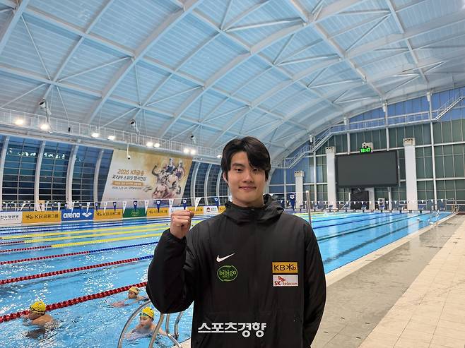 황선우가 27일 경북 김천실내수영장에서 열린 2026 KB금융 코리아 스위밍 챔피언십 닷새째 남자 자유형 200m 결승에서 우승한 뒤 포즈를 취하고 있다. 올댓스포츠 제공