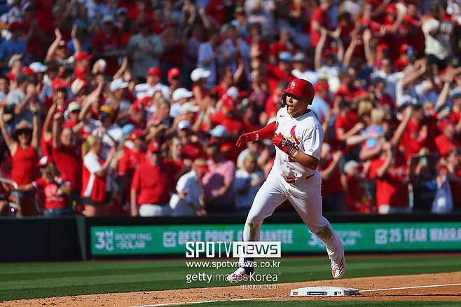 ▲ JJ 웨더홀트는 메이저리그 데뷔전 두 번째 타석에서 홈런을 쳤다. 볼카운트 0-2 불리한 상황에서 스트라이크존을 살짝 벗어난 공을 제대로 받아쳤다. 비거리가 무려 129.5m로 측정됐다.