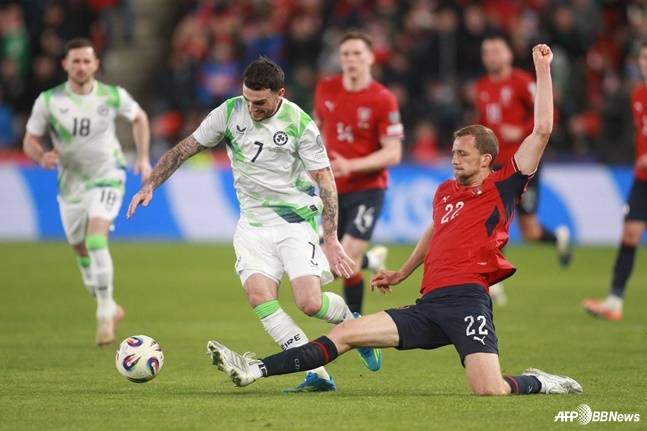 체코 미드필더 토마시 수첵(오른쪽)이 아일랜드 공격수 트로이 패럿에게 태클을 시도하고 있다. /AFPBBNews=뉴스1
