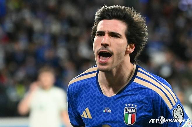 이탈리아 축구대표팀 공격수 산드로 토날리가 27일(한국시간) 이탈리아 베르가모의 스타디오 디 베르가모에서 열린 북아일랜드와의 '2026 국제축구연맹(FIFA) 북중미 월드컵' 유럽 플레이오프(PO) 패스A 첫 경기에서 골을 넣고 기뻐하고 있다. /AFPBBNews=뉴스1