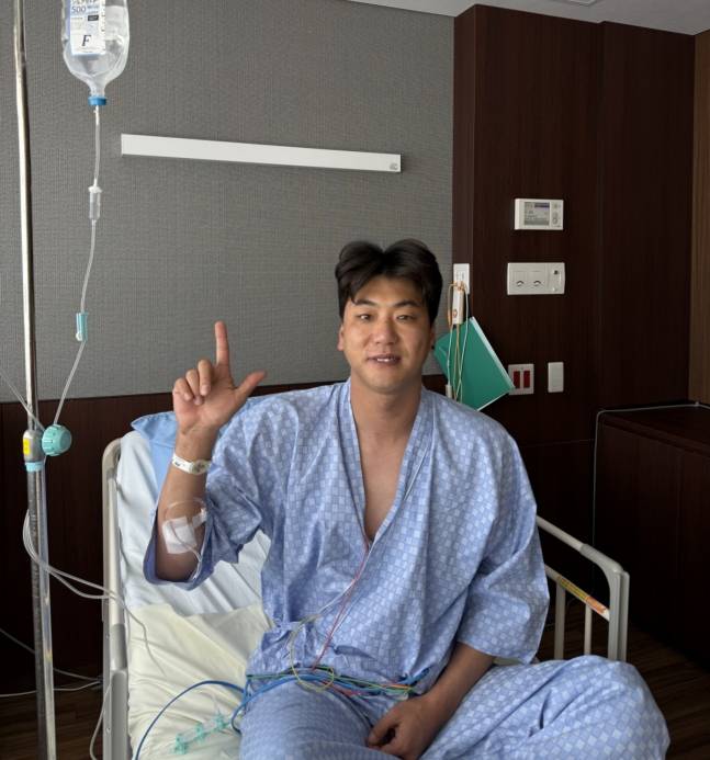 SSG 김광현이 일본 나고야에서 어깨 수술을 마치고 손으로 랜더스를 상징하는 L자 포즈를 취하고 있다. /사진=SSG 랜더스 제공