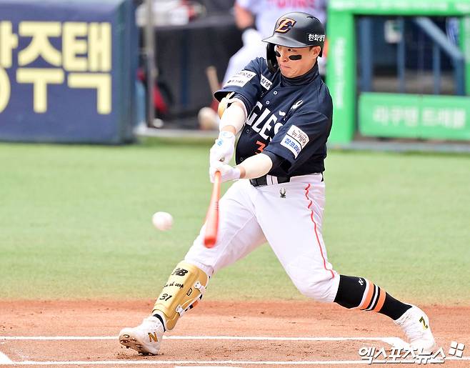 한화 이글스 베테랑 외야수 손아섭이 정규시즌 개막 엔트리에 포함됐다. 지난달 초 한화와 1년 총액 1억원에 FA 계약을 맺은 손아섭은 올해 시범경기에서 7경기 13타수 5안타 타율 0.385, 2타점, 출루율 0.385, 장타율 0.538을 기록했다. 엑스포츠뉴스 DB