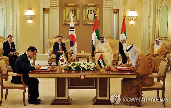 UAE에 한국형 원자력발전소 첫 수출 성공 2009년 12월27일 김쌍수(왼쪽) 한국전력공사 사장과칼둔 무바락 UAE 원자력공사 사장이 아부다비 아랍에미리트 펠리스 호텔에서 이명박 대통령과 칼리파 빈 자예드 알 나흐얀 대통령이 임석한 가운데 원전사업 주계약서에 서명하고 있다.
[연합뉴스 사진]