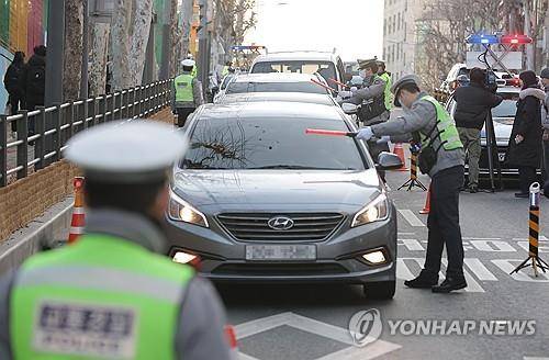 지난 4일 서울 양천구 일대에서 음주운전 단속 중인 경찰 [연합뉴스 자료사진]