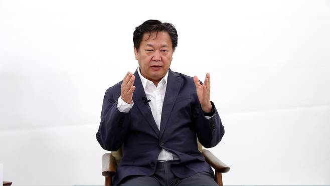 연합뉴스와 인터뷰하는 존리 전 메리츠자산운용 대표 (서울=연합뉴스) 이세영 기자 = 지난 17일 연합뉴스에서 인터뷰하는 존리 전 메리츠자산운용 대표는 투자를 시작하려는 개인 투자자들에게 무엇보다 '타이밍을 맞추려는 욕심'을 버릴 것을 주문했다. "당장 스마트폰으로 증권 계좌를 개설하고 '연금저축펀드'부터 시작하라"고 조언했다. 2026. 3. 17. seva@yna.co.kr