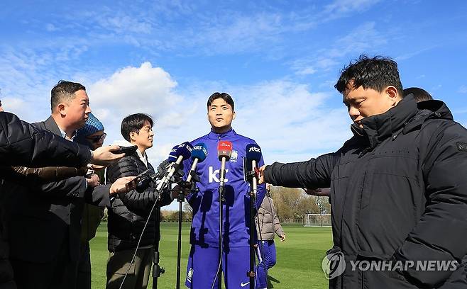 인터뷰하는 박진섭 (밀턴킨스[영국]=연합뉴스) 최재구 기자 = 코트디부아르전을 앞둔 한국 축구 국가대표팀의 박진섭이 26일(현지시간) 영국 런던 북서쪽 밀턴킨스 MK돈스 훈련장에서 훈련에 앞서 인터뷰하고 있다. 2026.3.27 jjaeck9@yna.co.kr