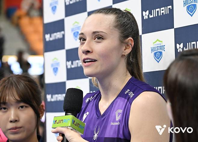 인터뷰하는 흥국생명의 레베카(중앙) [한국배구연맹 제공. 재판매 및 DB 금지]